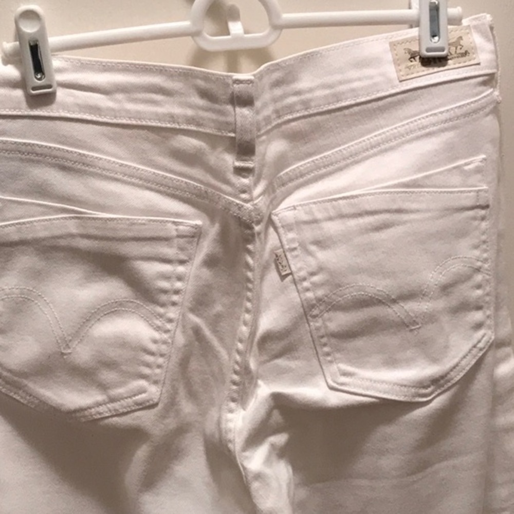 Levi’s White Denim Capris Sz 6 (EUC).